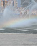 晉陽湖噴泉
　　晉陽湖公園是城市綜合型生態(tài)濱水公園，其景觀工程分為10大區(qū)域，有生態(tài)自然游覽區(qū)、僑鄉(xiāng)文化廣場區(qū)、古厝文化體驗區(qū)、濕地生態(tài)科普區(qū)、城市文化廣場區(qū)、生態(tài)島休閑區(qū)、山林沙地游玩區(qū)和水上活動區(qū)。 