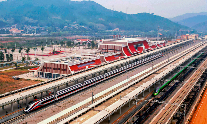 對(duì)向行駛的國(guó)際客運(yùn)列車“復(fù)興號(hào)”和“瀾滄號(hào)”在磨憨站交匯。楊紫軒攝